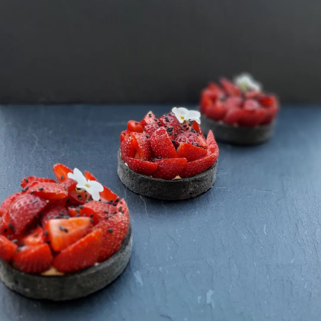 tarte au charbon noir, fraise, basilic, sésame noir