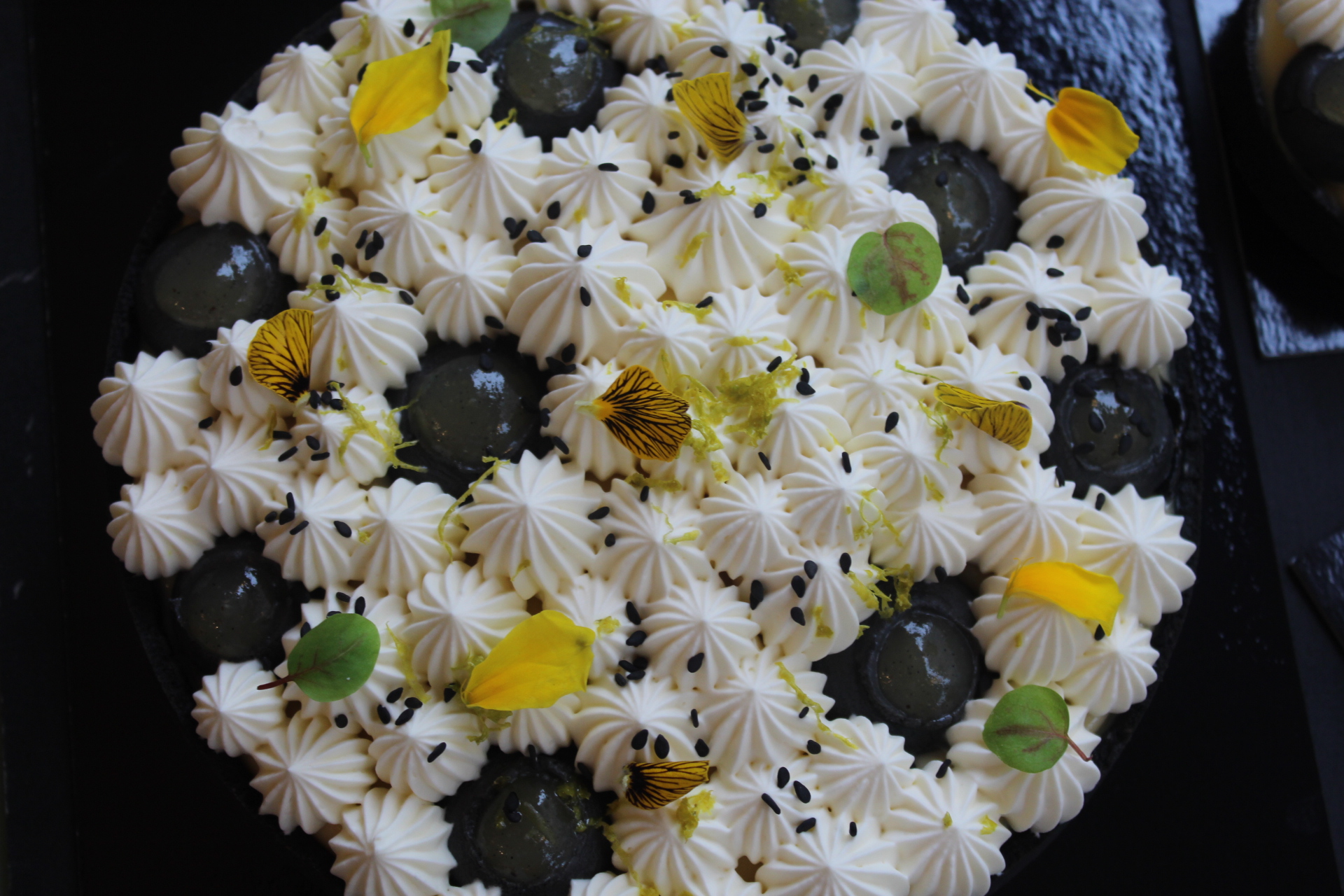 Tarte citron, yuzu, sésame noir