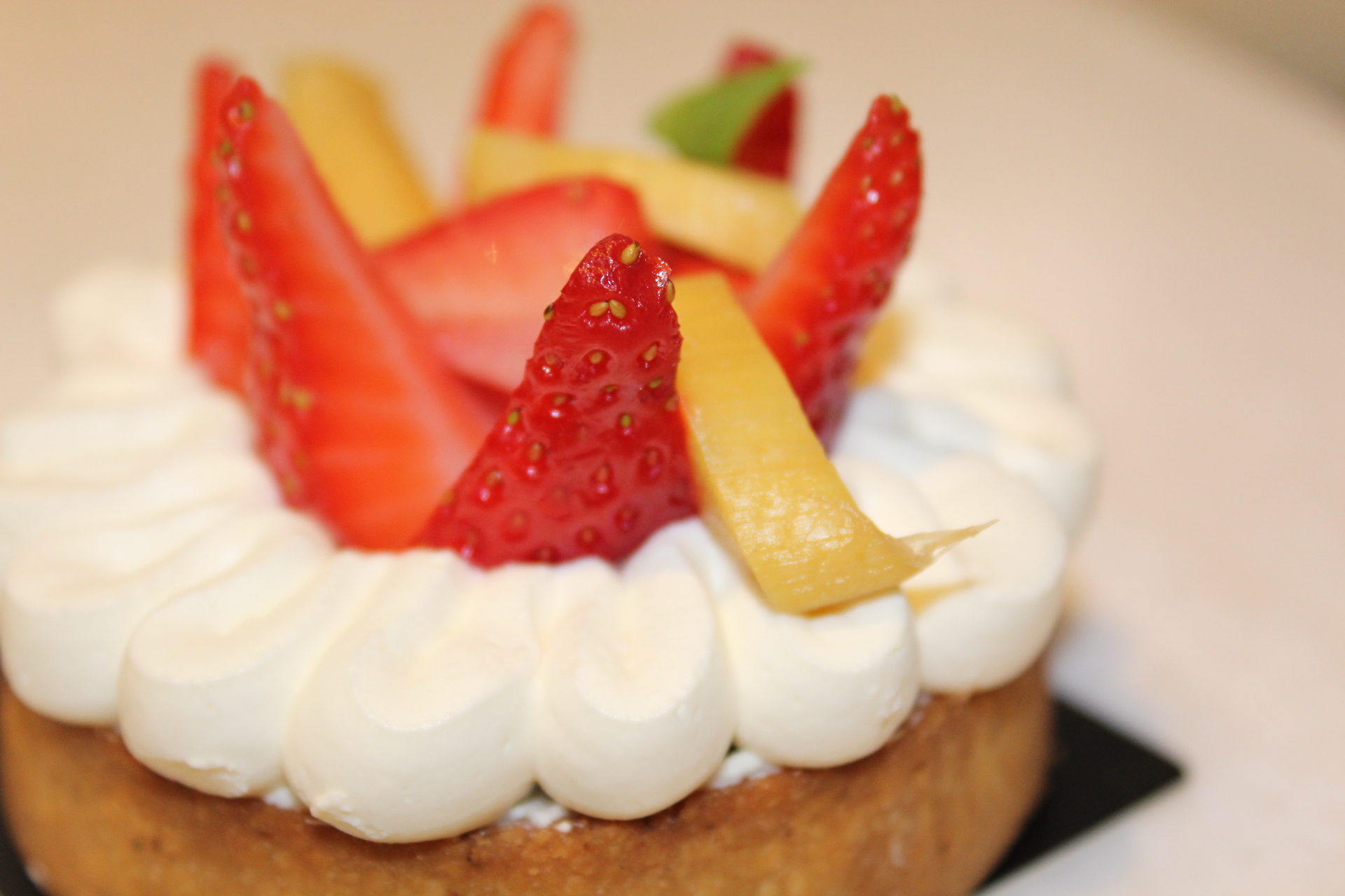 Tarte fraise, rhubarbe, fleur de sureau